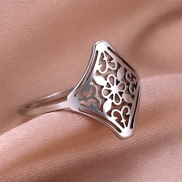 🔵𝟲𝟱%𝗢𝗙𝗙 𝗯𝘂𝗻𝗱𝗹𝗲𝘀 𝟯+🔵 NEW Square Filigree Stainless Steel Ring - Picture 7 of 11
